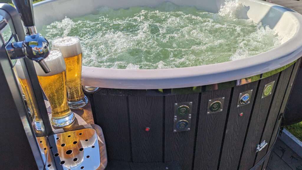 Gefüllte Biergläser, eine Zapfanlage und ein Pool mit aktivierten Massagedüsen.